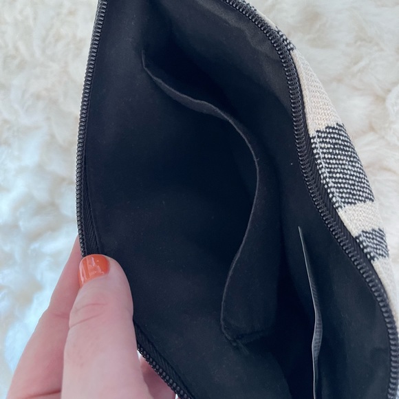 EUC Adorable fringe b&w clutch w faux black leather, cute tassel & zipper - Picture 6 of 16